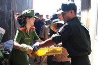 Cảnh sát cơ động giúp nhân dân sửa nhà, dọn đường sau bão số 13