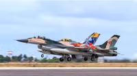 Bất chấp cảnh báo ‘nóng’, tiêm kích F-16 Venezuela vẫn ‘vờn trên đầu’ khu trục hạm Mỹ