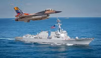Bất chấp cảnh báo ‘nóng’, tiêm kích F-16 Venezuela vẫn ‘vờn trên đầu’ khu trục hạm Mỹ