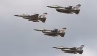Bất chấp cảnh báo ‘nóng’, tiêm kích F-16 Venezuela vẫn ‘vờn trên đầu’ khu trục hạm Mỹ