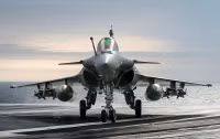 [ẢNH] Tiêm kích Rafale Pháp đâm đứt đường dây điện
