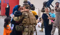 [ẢNH] Nhóm đàn ông Afghanistan tị nạn tấn công nữ binh sĩ Mỹ