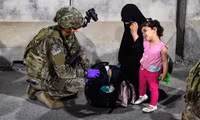 [ẢNH] Nhóm đàn ông Afghanistan tị nạn tấn công nữ binh sĩ Mỹ