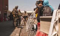 [ẢNH] Nhóm đàn ông Afghanistan tị nạn tấn công nữ binh sĩ Mỹ