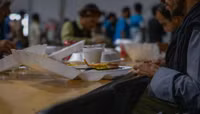 [ẢNH] Nhóm đàn ông Afghanistan tị nạn tấn công nữ binh sĩ Mỹ