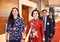Hình ảnh các nữ đại biểu tham dự Đại hội XIII của Đảng