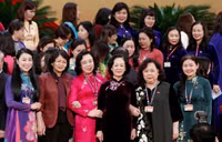Hình ảnh các nữ đại biểu tham dự Đại hội XIII của Đảng