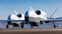[ẢNH] Lần đầu tiên ‘Đại bàng xám’ MQ-4C của Mỹ tới Nhật Bản