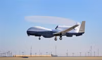 [ẢNH] Lần đầu tiên ‘Đại bàng xám’ MQ-4C của Mỹ tới Nhật Bản