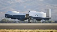 [ẢNH] Lần đầu tiên ‘Đại bàng xám’ MQ-4C của Mỹ tới Nhật Bản