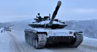 Siêu tăng T-80BVM Nga bị tên lửa Javelin của Ukraine đánh văng tháp pháo ra xa 15m