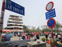 Nhiều người check - in tại trước toà nhà 