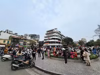 Nhiều người check - in tại trước toà nhà 