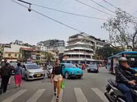 Nhiều người check - in tại trước toà nhà 