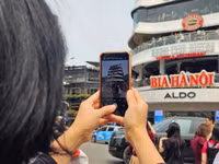 Nhiều người check - in tại trước toà nhà 