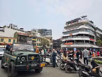 Nhiều người check - in tại trước toà nhà 
