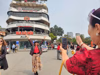 Nhiều người check - in tại trước toà nhà 