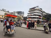 Nhiều người check - in tại trước toà nhà 