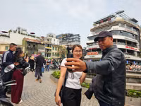 Nhiều người check - in tại trước toà nhà 