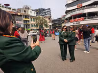 Nhiều người check - in tại trước toà nhà 