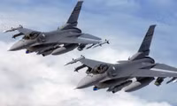 [ẢNH] Phi đội F-16 Mỹ mang tên lửa AIM-120 và AIM-9 tới Biển Đông hội quân