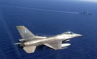 [ẢNH] Phi đội F-16 Mỹ mang tên lửa AIM-120 và AIM-9 tới Biển Đông hội quân