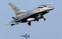 [ẢNH] Phi đội F-16 Mỹ mang tên lửa AIM-120 và AIM-9 tới Biển Đông hội quân