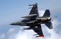 [ẢNH] Phi đội F-16 Mỹ mang tên lửa AIM-120 và AIM-9 tới Biển Đông hội quân