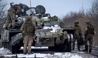 Lính Ukraine tác chiến với súng trường hiện đại TAR-21 của Israel