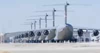 Vận tải cơ khổng lồ C-17 của Anh đem tên lửa chống tăng tới Ukraine