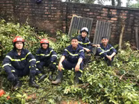 Xúc động hình ảnh những chiến sỹ Công an ngày đêm bám đường giải quyết hậu quả sau bão