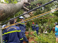 Xúc động hình ảnh những chiến sỹ Công an ngày đêm bám đường giải quyết hậu quả sau bão