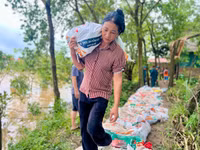 Công an huyện Sóc Sơn xuống đồng, cứu vớt hoa màu giúp nhân dân