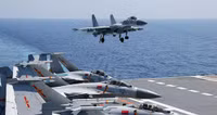[ẢNH] Đưa ‘hổ giấy’ J-15 ra bay biển, hiểm nguy rình rập chính phi công Trung Quốc