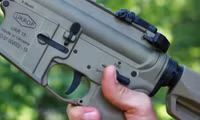 [ẢNH] Vệ binh Quốc gia Ukraine thay thế súng AK bằng súng AR-15 Mỹ