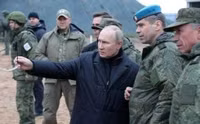 Ông Putin thử súng bắn tỉa huyền thoại Liên Xô SVD khi thị sát thao trường tân binh