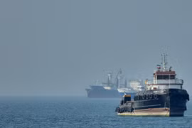 Chiến đấu cơ Mỹ nổ súng vào tàu chở dầu treo cờ Iran