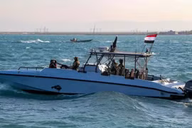 Tàu dầu bị cướp biển tấn công ngoài khơi Yemen, chuyển hướng đến Somalia