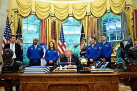 Tổng thống Trump tiếp phi hành đoàn Artemis II tại Nhà Trắng