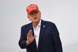 Ông Trump yêu cầu Iran ‘giơ cờ trắng đầu hàng’