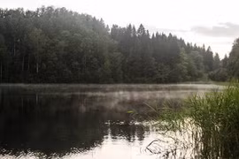 Máy bay không người lái rơi xuống hồ nước ở Latvia rồi phát nổ