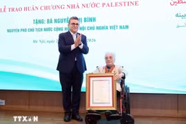 Trao Huân chương Ngôi sao Công trạng tặng nguyên Phó Chủ tịch nước Nguyễn Thị Bình
