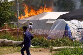 Người biểu tình phóng hỏa đốt cháy trung tâm điều trị Ebola ở Congo