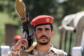 Saudi Arabia không kích lực lượng Houthi ở Yemen