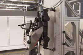 Ra mắt robot bốn chân có thể bám vào thân tàu, kiểm tra các đường hàn bằng cảm biến và camera