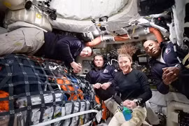 Tàu vũ trụ của NASA rời quỹ đạo Trái đất, tăng tốc hướng tới Mặt trăng