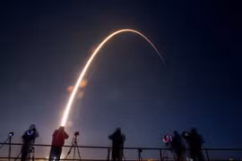 Phần tên lửa nặng 4 tấn của SpaceX sắp va chạm ở tốc độ cao với Mặt trăng
