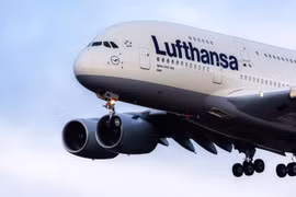 Máy bay Airbus A380 chở 351 hành khách hạ cánh quá sớm, làm hỏng đèn hiệu đường băng