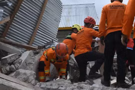 Cụ bà 84 tuổi sống sót kỳ diệu sau 3 ngày bị vùi lấp trong động đất ở Indonesia