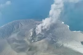 Núi lửa phun trào tại Indonesia: 8 sân bay phải đóng cửa, 170.000 người bị ảnh hưởng